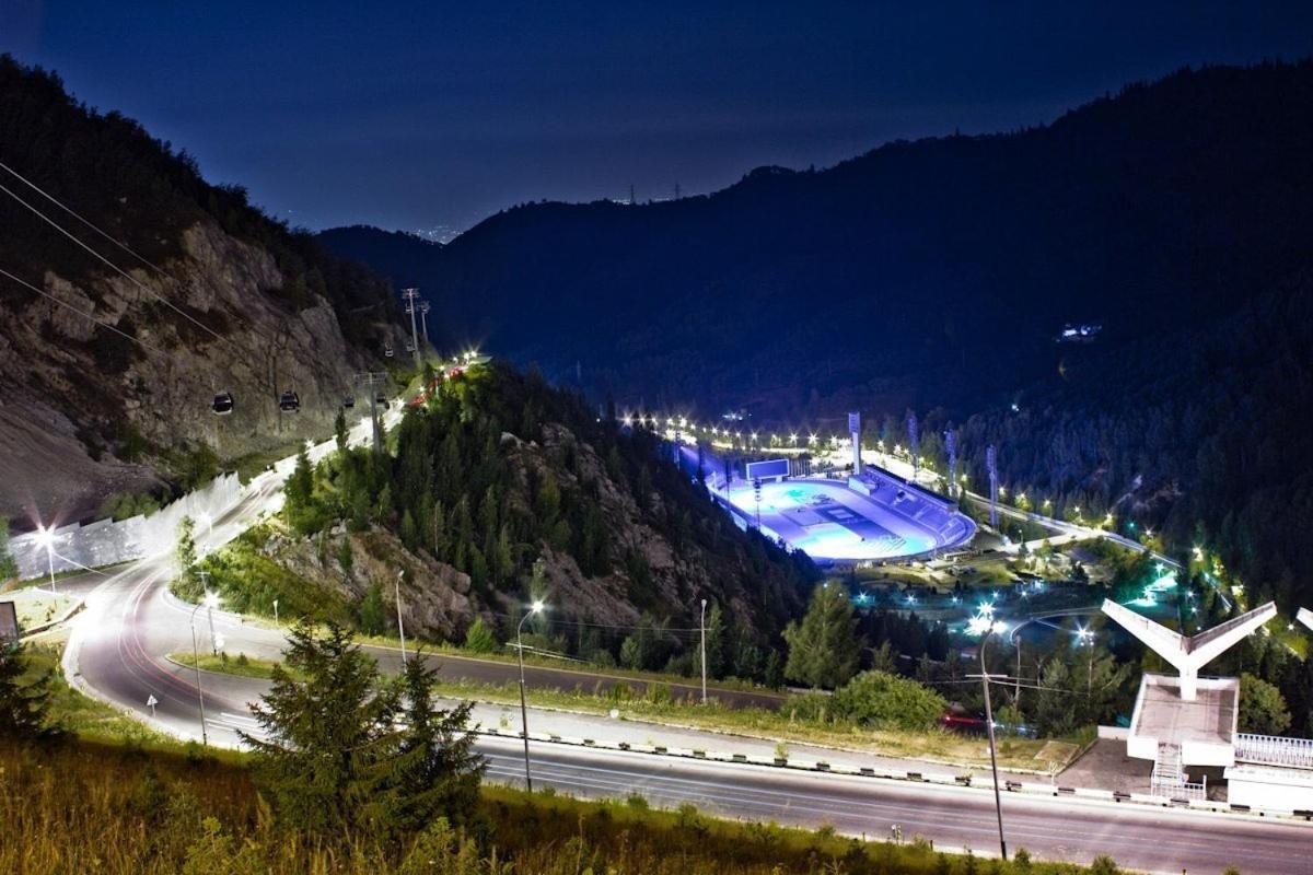Nadezhda Apartments In Touristic Area, On The Dostyk Avenue 89 Almaty Eksteriør billede