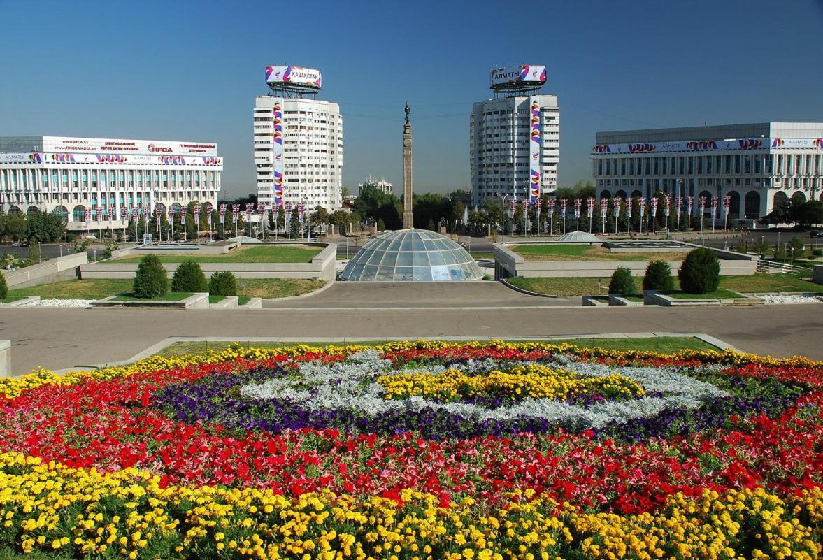 Nadezhda Apartments In Touristic Area, On The Dostyk Avenue 89 Almaty Eksteriør billede